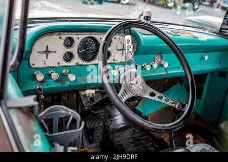 Libanon, TN - 14. Mai 2022: Nahaufnahme eines 1960 Ford F100 Pickup Trucks auf einer lokalen Automesse. Stockfoto