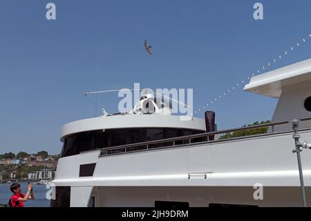 Kleiner Hubschrauber und Hubschrauberlandeplatz an Bord eines Bootes (Miss Conduct) Bristol Docks. Stockfoto