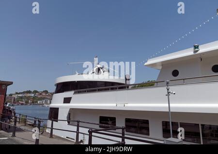 Kleiner Hubschrauber und Hubschrauberlandeplatz an Bord eines Bootes (Miss Conduct) Bristol Docks. Stockfoto