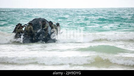 220715-N-XG173-1237 BLASEBALG AIR FORCE STATION, Hawaii (15. Juli 2022) Mexican Naval Infantry Marines führen während des Rim of the Pacific (RIMPAC) 2022 ein Training mit einem Kampfflugummi durch. 26 Nationen, 38 Schiffe, vier U-Boote, mehr als 170 Flugzeuge und 25.000 Mitarbeiter nehmen vom 29. Juni bis zum 4. August an RIMPAC in und um die Hawaii-Inseln und Südkalifornien Teil. RIMPAC, die weltweit größte internationale maritime Übung, bietet eine einzigartige Ausbildungsmöglichkeit und fördert und pflegt kooperative Beziehungen zwischen Teilnehmern, die für ENSU von entscheidender Bedeutung sind Stockfoto