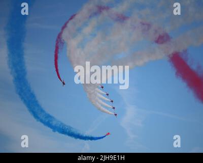 Fairford, Großbritannien. 16.. Juli 2022. Militärflugzeuge aus der ganzen Welt werden für das RIAT Royal International Air Tattoo ausgestellt. Die Red Arrows unterhielten die Menge mit ihrer Routine. Quelle: Uwe Deffner/Alamy Live News Stockfoto