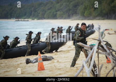 220715-N-EE352-1226 BLASEBALG AIR FORCE STATION, Hawaii (15. Juli 2022) der mexikanische Marineinfanteriekapt Isai Fernandez, der der mexikanischen Marine 8. Brigade zugewiesen wurde, leitet sein Team neben der Bekämpfung von Gummirailern während eines amphibischen Einsatztrainings mit dem U.S. Marine Corps am Bellows Beach während des Rim of the Pacific (RIMPAC) 2022. 26 Nationen, 38 Schiffe, vier U-Boote, mehr als 170 Flugzeuge und 25.000 Mitarbeiter nehmen vom 29. Juni bis zum 4. August an RIMPAC in und um die Hawaii-Inseln und Südkalifornien Teil. Die weltweit größte internationale maritime Übung, RIMPAC PR Stockfoto