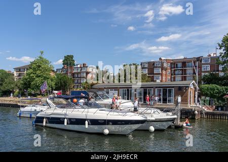 Surbiton Surrey, Großbritannien - 15. Juli 2022 : Blick auf den London River Yacht Club an der Themse in Surbiton am 15. Juli 2022. Nicht identifizierte Personen Stockfoto