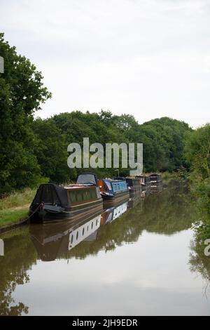 Schmale Boote vertäuten auf dem Middlewich-Zweig des Shropshire Union Kanals, Heshire, NW UK Stockfoto