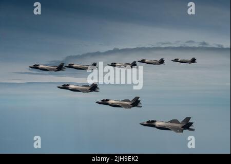 US-Luftwaffe und Südkorea Flugzeuge der F-35A Lighting II-Luftwaffe schweben in enger Formation über Korea am 12. Juli 2022. Die 356. Jagdgeschwader aus der AFB Eielson in Alaska kamen in die Republik Korea, um kombinierte Trainingsflüge mit den 151. und 152. Jagdgeschwadern der ROKAF durchzuführen. Diese Schulung auf und um die koreanische Halbinsel verbesserte die Interoperabilität zwischen den beiden Luftstreitkräften. Piloten aus beiden Nationen konnten ihre Taktik teilen und voneinander lernen, was die Letalität der US-ROK-Allianz erhöhte. (USA Air Force Foto von Seni Stockfoto