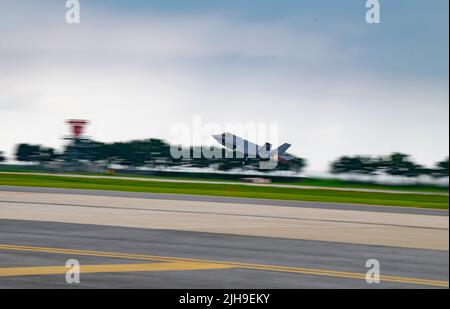 Ein F-35A Lightning II fliegt auf dem Kunstan Air Base, Republik Korea, 11. Juli 2022. Die F-35-Flugzeuge der US-Luftwaffe vom Luftwaffenstützpunkt Eielson, Alaska, kamen in die Republik Korea, um Trainingsflüge mit ROKAF durchzuführen, um die Interoperabilität zwischen den beiden Luftstreitkräften auf und um die koreanische Halbinsel zu verbessern. (USA Luftwaffe Foto von Senior Airman Shannon Braaten) Stockfoto