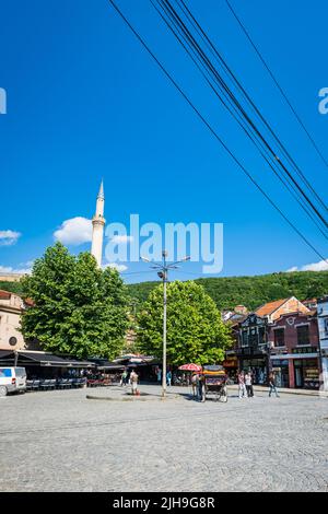 Prizren, Kosovo - Juni 2022: Blick auf das Stadtzentrum von Prizren mit Geschäften und Restaurants. Prizren ist eine beliebte Touristenstadt im Kosovo Stockfoto