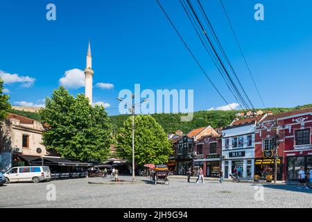 Prizren, Kosovo - Juni 2022: Blick auf das Stadtzentrum von Prizren mit Geschäften und Restaurants. Prizren ist eine beliebte Touristenstadt im Kosovo Stockfoto