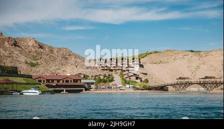 Erholungsgebiet in den Felsen in der Nähe des Meeres. Sommerurlaub am Meer. Stockfoto
