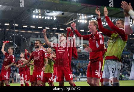 Magdeburg, Deutschland. 16.. Juli 2022. Fußball: 2. Bundesliga, 1. FC Magdeburg - Fortuna Düsseldorf, Matchday 1 in der MDCC Arena. Das Fortuna-Team feiert seinen Auswärtssieg mit den Fans. Kredit: Hendrik Schmidt/dpa - WICHTIGER HINWEIS: Gemäß den Anforderungen der DFL Deutsche Fußball Liga und des DFB Deutscher Fußball-Bund ist es untersagt, im Stadion und/oder vom Spiel aufgenommene Fotos in Form von Sequenzbildern und/oder videoähnlichen Fotoserien zu verwenden oder zu verwenden./dpa/Alamy Live News Stockfoto