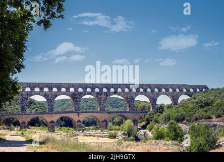 Blick auf die römische Pont du Gard über den Fluss gardon an einem sonnigen Nachmittag, Südfrankreich Stockfoto