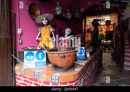 Puebla City, Mexiko; 04 2022. juni: Eintritt in ein traditionelles mexikanisches Restaurant mit mexikanischem Totentag Stockfoto