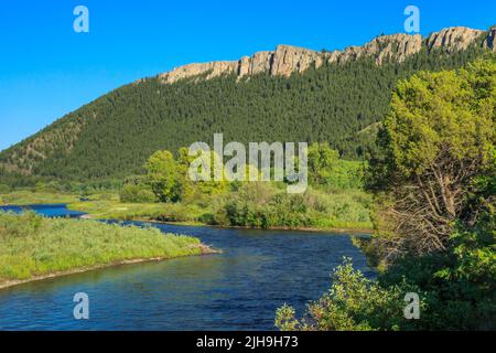 Clark Fork River unterhalb der Klippen in der Nähe von Drummond, montana Stockfoto