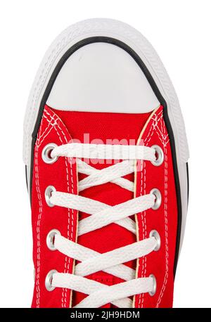 Isolierte Ansicht von oben eines Retro Red Canvas Sneakers auf Weißem Hintergrund Stockfoto