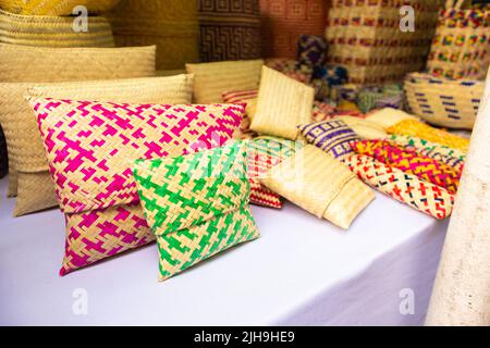 Wicker Portemonnaie Geldbörse, traditionelle ökologische mexikanische Souvenirs aus Kernen aus Zuckerrohr oder Rattan Stielen in einem Straßenmarkt Stockfoto