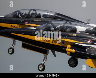 RAF Fairford, Gloucester, Großbritannien. 16. Juli 2022. Mehrere hundert Militärflugzeuge aller Formen und Größen aus allen Epochen und Ländern der Welt versammeln sich zu einer der größten Airshows der Welt. Bild: Militärische Kunstflugteams zeigen ihre Flugkünste. Die Republic of Korea Air Force Black Eagles in Aktion. Hinter dem Piloten in der Bleipflave beim Start sitzend, fotografiert die zweite mit einer Nikon-Kamera die folgende Plave. Quelle: Malcolm Park/Alamy Live News Stockfoto