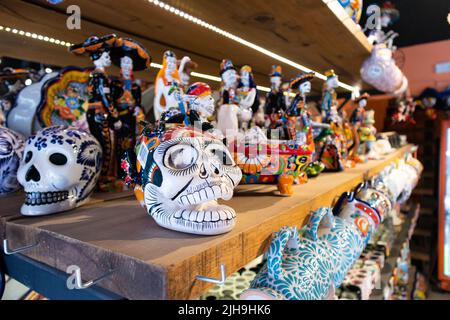 Mexikanische bunte Schädel hispanic Keramik talavera Keramik Tag der Toten Stockfoto