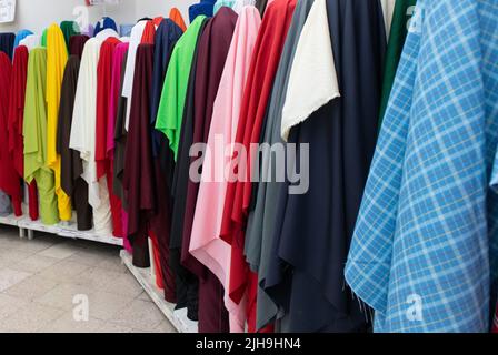 Stapel von mehreren bunten kleiden Rollen Stoff Batch zum Verkauf in einem Textilgeschäft Shop Stockfoto