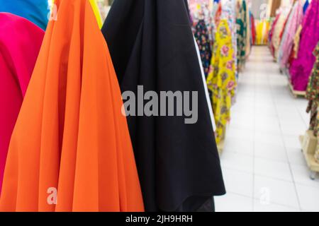 Stapel von mehreren bunten kleiden Rollen Stoff Batch zum Verkauf in einem Textilgeschäft Shop für halloween Stockfoto