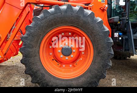 Der Vorderreifen eines Kubota M6S-111 Traktors mit Frontlader auf einer Farm in der Nähe von Canyon City, Oregon, USA Stockfoto