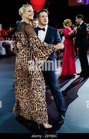 Wiesbaden, Deutschland. 16.. Juli 2022. Maria Höfl-Riesch und Matthias Steiner tanzen beim "Ball des Sports" der Deutschen Sporthilfe Stiftung 26. im RheinMain Congress Center. Quelle: Uwe Anspach/dpa/Alamy Live News Stockfoto