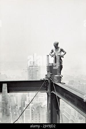 Lewis Hine Über Das Hoist Empire State Building Stockfoto