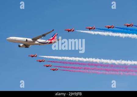 RAF Fairford, Gloucestershire, Großbritannien. 16. Juli 2022. Eine der größten Airshows der Welt ist nach einer 3-jährigen Pause zurückgekehrt, da die covid Pandemie internationale Luftstreitkräfte, Display-Teams und riesige Menschenmengen in die Cotswolds brachte. RAF Airbus A330 Voyager VIP-Jet namens Vespina, Spitzname „Boris Force One“ mit Red Arrows Display-Team Stockfoto