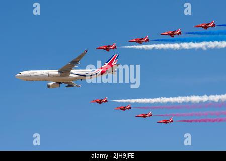 RAF Fairford, Gloucestershire, Großbritannien. 16. Juli 2022. Eine der größten Airshows der Welt ist nach einer 3-jährigen Pause zurückgekehrt, da die covid Pandemie internationale Luftstreitkräfte, Display-Teams und riesige Menschenmengen in die Cotswolds brachte. RAF Airbus A330 Voyager VIP-Jet namens Vespina, Spitzname „Boris Force One“ mit Red Arrows Display-Team Stockfoto