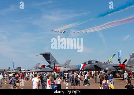 RAF Fairford, Gloucestershire, Großbritannien. 16. Juli 2022. Eine der größten Airshows der Welt ist nach einer 3-jährigen Pause zurückgekehrt, da die covid Pandemie internationale Luftstreitkräfte, Display-Teams und riesige Menschenmengen in die Cotswolds brachte. RAF Airbus A330 Voyager VIP Jet namens Vespina, Spitzname: „Boris Force One“, der mit den roten Pfeilen über den statischen Displays und Menschenmengen fliegt Stockfoto