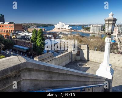 Das Sydney Opera House am Bennelong Point und Port Jackson von der Bridge Stairs in the Rocks. Stockfoto