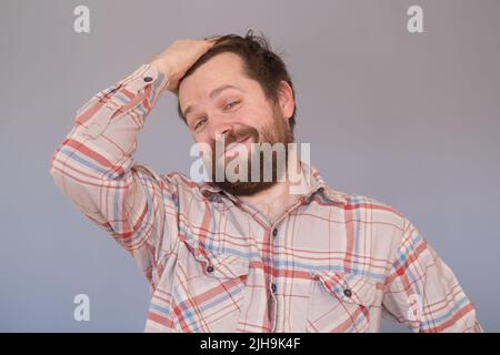 Stolzer, reifer Kaukasier mit Bart, der mit seinen Arbeitsergebnissen zufrieden war Stockfoto