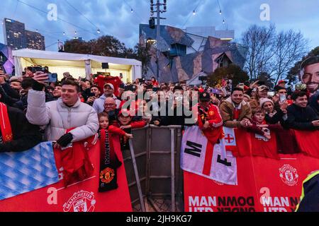 16. Juli 2022: MELBOURNE, AUSTRALIEN - 16. JULI: Fans bei einem Manchester United Auswärtstrikot-Werbestart auf dem Federation Square in Melbourne am 16.. Juli 2022 (Bildquelle: © Chris Putnam/ZUMA Press Wire) Stockfoto