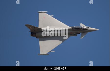 RAF Fairford, Gloucester, Großbritannien. 16. Juli 2022. Mehrere hundert Militärflugzeuge aller Formen und Größen aus allen Epochen und Ländern der Welt versammeln sich zu einer der größten Airshows der Welt. Bild: Schnelle Jets setzen auf Herz und Nieren, darunter ein Eurofighter Typhoon F-2000A der italienischen Luftwaffe. Quelle: Malcolm Park/Alamy Live News Stockfoto