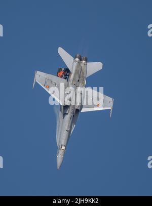 RAF Fairford, Gloucester, Großbritannien. 16. Juli 2022. Mehrere hundert Militärflugzeuge aller Formen und Größen aus allen Epochen und Ländern der Welt versammeln sich zu einer der größten Airshows der Welt. Bild: Schnelle Jets durchstehen ihr Tempo, darunter eine McDonnell Douglas EF-18M Hornet der spanischen Luftwaffe. Quelle: Malcolm Park/Alamy Live News Stockfoto
