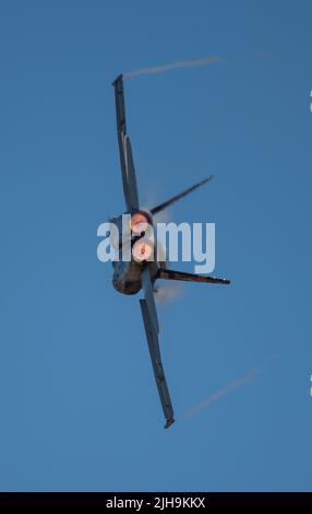 RAF Fairford, Gloucester, Großbritannien. 16. Juli 2022. Mehrere hundert Militärflugzeuge aller Formen und Größen aus allen Epochen und Ländern der Welt versammeln sich zu einer der größten Airshows der Welt. Bild: Schnelle Jets durchstehen ihr Tempo, darunter eine McDonnell Douglas EF-18M Hornet der spanischen Luftwaffe. Quelle: Malcolm Park/Alamy Live News Stockfoto