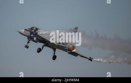 RAF Fairford, Gloucester, Großbritannien. 16. Juli 2022. Mehrere hundert Militärflugzeuge aller Formen und Größen aus allen Epochen und Ländern der Welt versammeln sich zu einer der größten Airshows der Welt. Bild: Schnelle Jets setzen auf Herz und Nieren, darunter eine Saab Gripen JAS 39C der schwedischen Luftwaffe. Quelle: Malcolm Park/Alamy Live News Stockfoto