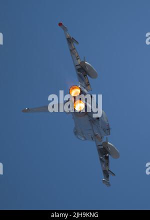 RAF Fairford, Gloucester, Großbritannien. 16. Juli 2022. Mehrere hundert Militärflugzeuge aller Formen und Größen aus allen Epochen und Ländern der Welt versammeln sich zu einer der größten Airshows der Welt. Bild: Schnelle Jets auf Herz und Nieren, darunter Eurofighter-Taifune der österreichischen Luftwaffe. Quelle: Malcolm Park/Alamy Live News Stockfoto