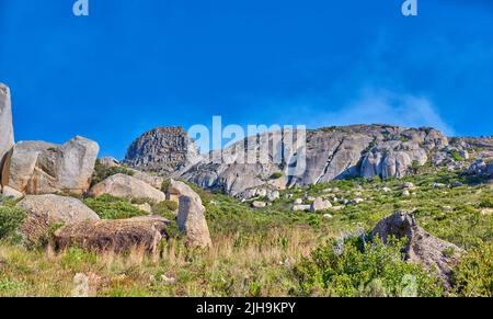 Copyspace Landschaftsansicht des Tafelbergs in Kapstadt, Südafrika von unten. Landschaftlich beliebtes Naturdenkmal und Touristenattraktion zum Wandern Stockfoto