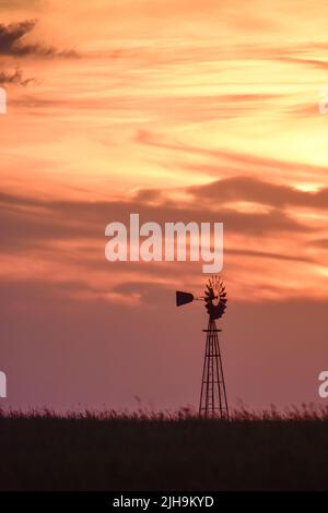 Windmühle bei Sonnenuntergang in der argentinischen Landschaft, Provinz Pampas, Patagonien, Argentinien. Stockfoto