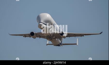 RAF Fairford, Gloucester, Großbritannien. 16. Juli 2022. Ein Airbus A330 Beluga XL ist auf einer der größten Airshows der Welt zu sehen, einer speziell modifizierten A300 für den Transport von Airbus-Komponenten und großer Fracht. Quelle: Malcolm Park/Alamy Live News Stockfoto