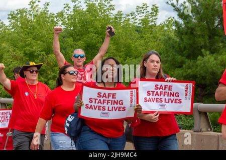 Ann Arbor, Michigan, USA. 16.. Juli 2022. Mehr als tausend Krankenschwestern und Unterstützer der Gemeinde protestierten gegen das Krankenhaus der University of Michigan und protestierten gegen die zögerliche Führung bei den Verhandlungen über Gewerkschaftsverträge. Die Michigan Nurses Association will obligatorische Überstunden beseitigen und die Arbeitsbedingungen verbessern, die Krankenschwestern sagen, dass sie die Patientenversorgung negativ beeinflussen. Kredit: Jim West/Alamy Live Nachrichten Stockfoto