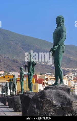 Blick auf die Stadt Candelaria mit den Statuen der guanchischen Götter, auf Teneriffa, Kanarische Inseln Stockfoto