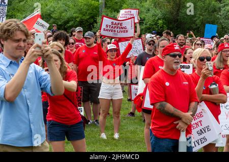 Ann Arbor, Michigan, USA. 16.. Juli 2022. Mehr als tausend Krankenschwestern und Unterstützer der Gemeinde protestierten gegen das Krankenhaus der University of Michigan und protestierten gegen die zögerliche Führung bei den Verhandlungen über Gewerkschaftsverträge. Die Michigan Nurses Association will obligatorische Überstunden beseitigen und die Arbeitsbedingungen verbessern, die Krankenschwestern sagen, dass sie die Patientenversorgung negativ beeinflussen. Kredit: Jim West/Alamy Live Nachrichten Stockfoto