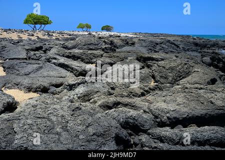 Mahai‘Ula Beach - ein berühmter Lavastrand nördlich von Kona Kailua, Kalaoa HI Stockfoto