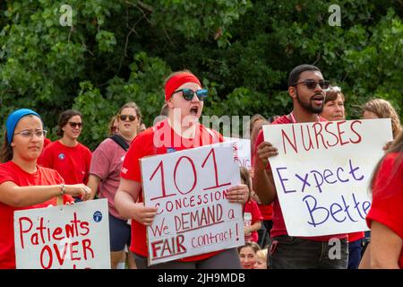 Ann Arbor, Michigan, USA. 16.. Juli 2022. Mehr als tausend Krankenschwestern und Unterstützer der Gemeinde protestierten gegen das Krankenhaus der University of Michigan und protestierten gegen die zögerliche Führung bei den Verhandlungen über Gewerkschaftsverträge. Die Michigan Nurses Association will obligatorische Überstunden beseitigen und die Arbeitsbedingungen verbessern, die Krankenschwestern sagen, dass sie die Patientenversorgung negativ beeinflussen. Kredit: Jim West/Alamy Live Nachrichten Stockfoto