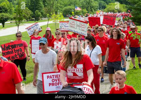 Ann Arbor, Michigan, USA. 16.. Juli 2022. Mehr als tausend Krankenschwestern und Unterstützer der Gemeinde protestierten gegen das Krankenhaus der University of Michigan und protestierten gegen die zögerliche Führung bei den Verhandlungen über Gewerkschaftsverträge. Die Michigan Nurses Association will obligatorische Überstunden beseitigen und die Arbeitsbedingungen verbessern, die Krankenschwestern sagen, dass sie die Patientenversorgung negativ beeinflussen. Kredit: Jim West/Alamy Live Nachrichten Stockfoto