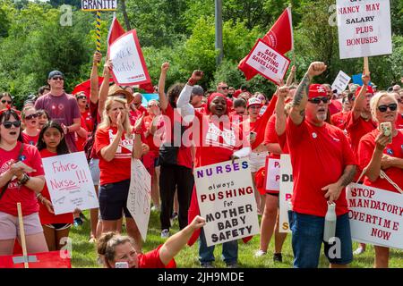 Ann Arbor, Michigan, USA. 16.. Juli 2022. Mehr als tausend Krankenschwestern und Unterstützer der Gemeinde protestierten gegen das Krankenhaus der University of Michigan und protestierten gegen die zögerliche Führung bei den Verhandlungen über Gewerkschaftsverträge. Die Michigan Nurses Association will obligatorische Überstunden beseitigen und die Arbeitsbedingungen verbessern, die Krankenschwestern sagen, dass sie die Patientenversorgung negativ beeinflussen. Kredit: Jim West/Alamy Live Nachrichten Stockfoto