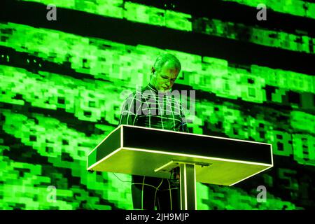 Falk Grieffenhagen der Pioniere der elektronischen Musik Kraftwerk tritt am 8.. Juli live auf der Bühne der Arlene Schnitzer Concert Hall in Portland, Oregon, USA, Stockfoto