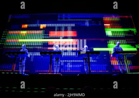 Die Pioniere der elektronischen Musik Kraftwerk treten am 8.. Juli 2022 in der Arlene Schnitzer Concert Hall in Portland, Oregon, USA, live auf (L-R: Ralf Hutte Stockfoto