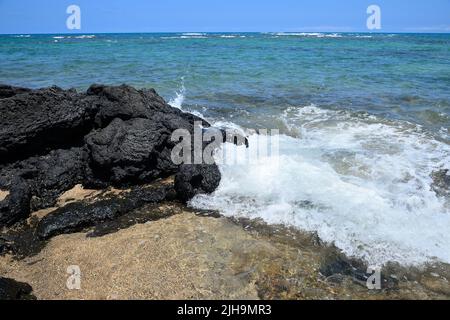 Mahai‘Ula Beach - ein berühmter Lavastrand nördlich von Kona Kailua, Kalaoa HI Stockfoto